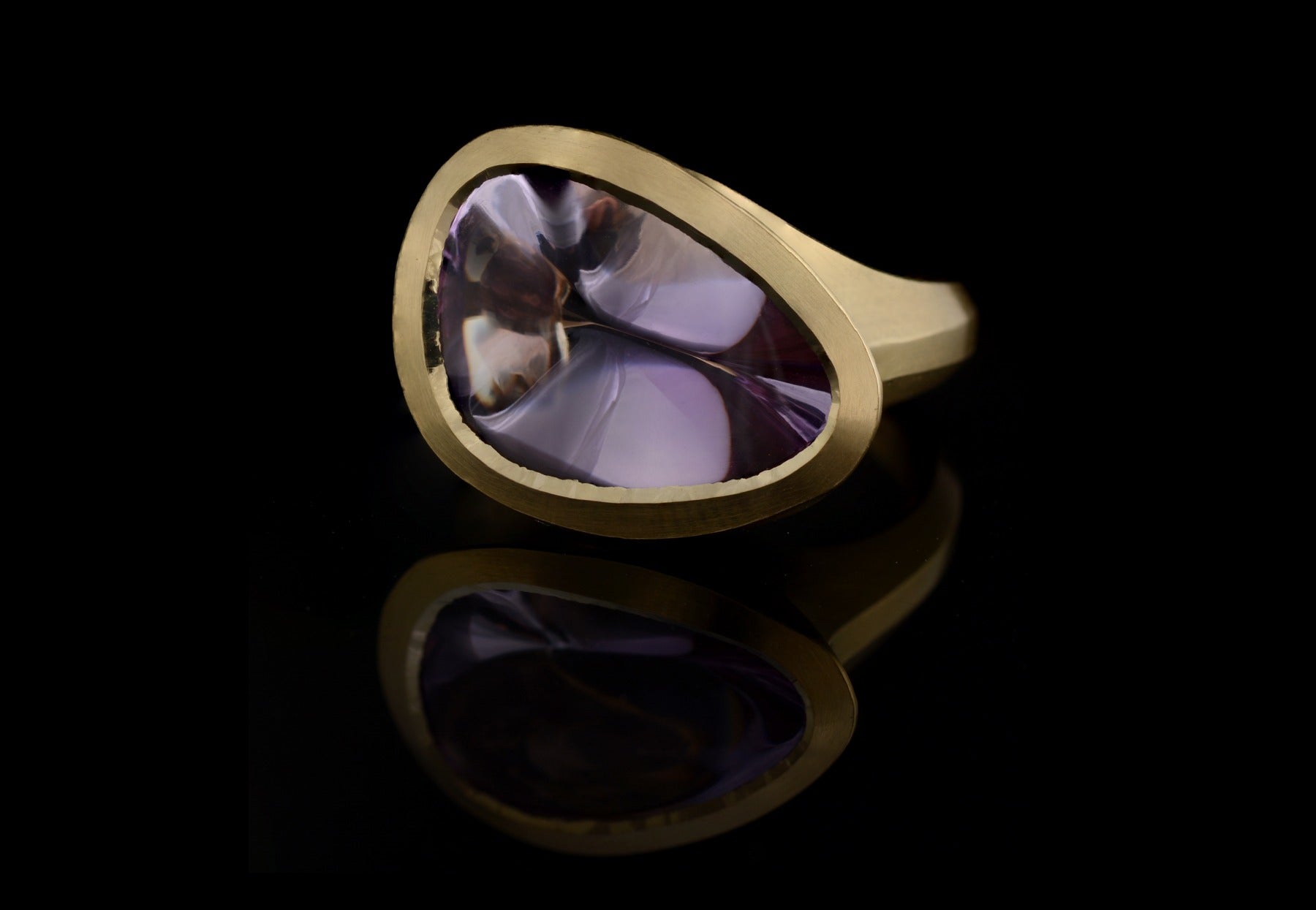 Arris freeform amethyst yellow gold ring 