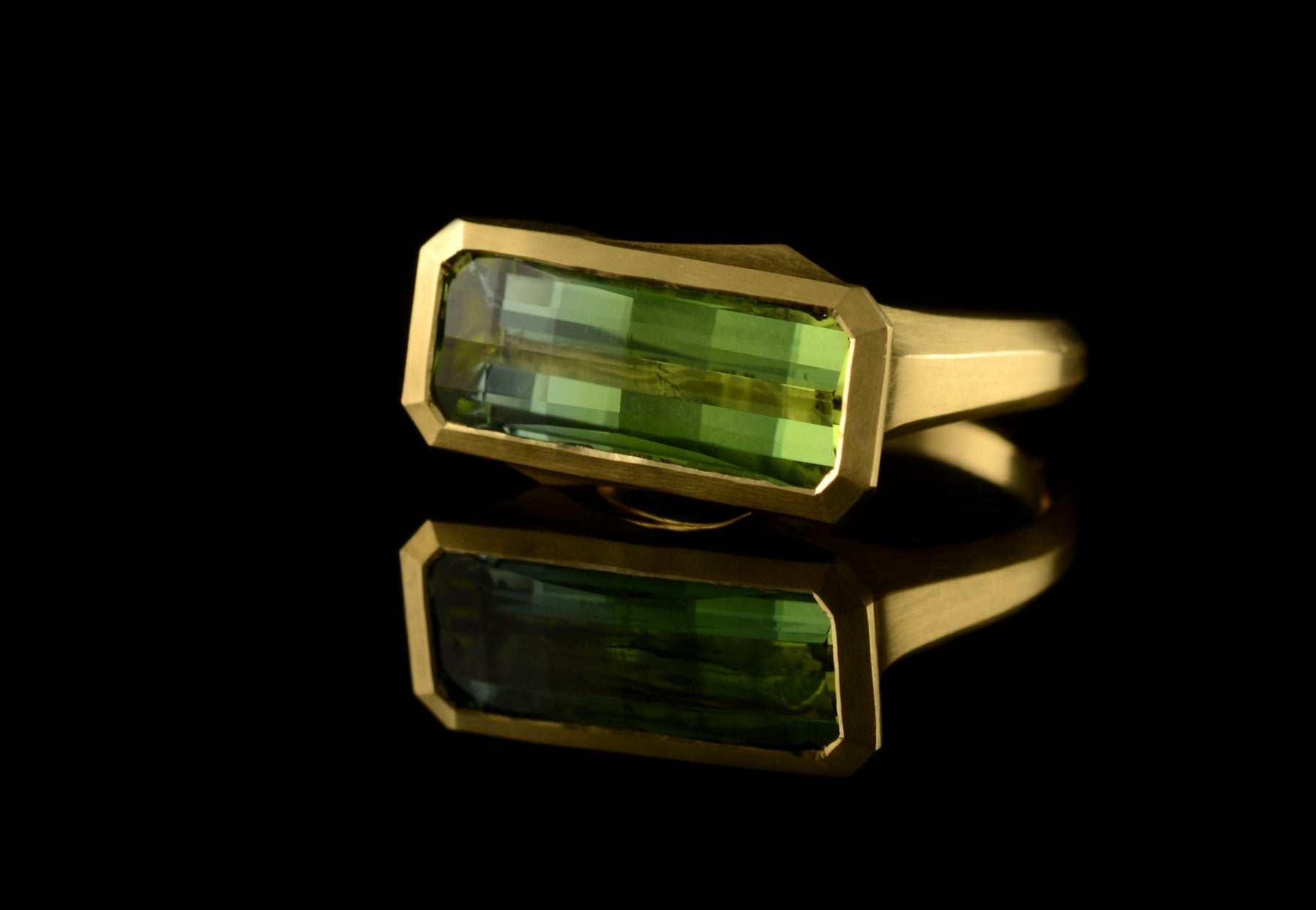 Arris baguette green tourmaline yellow gold ring