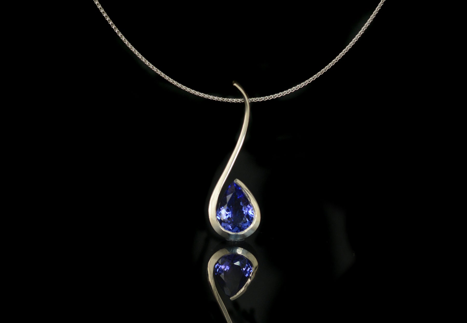 Twist pear tanzanite white gold pendant