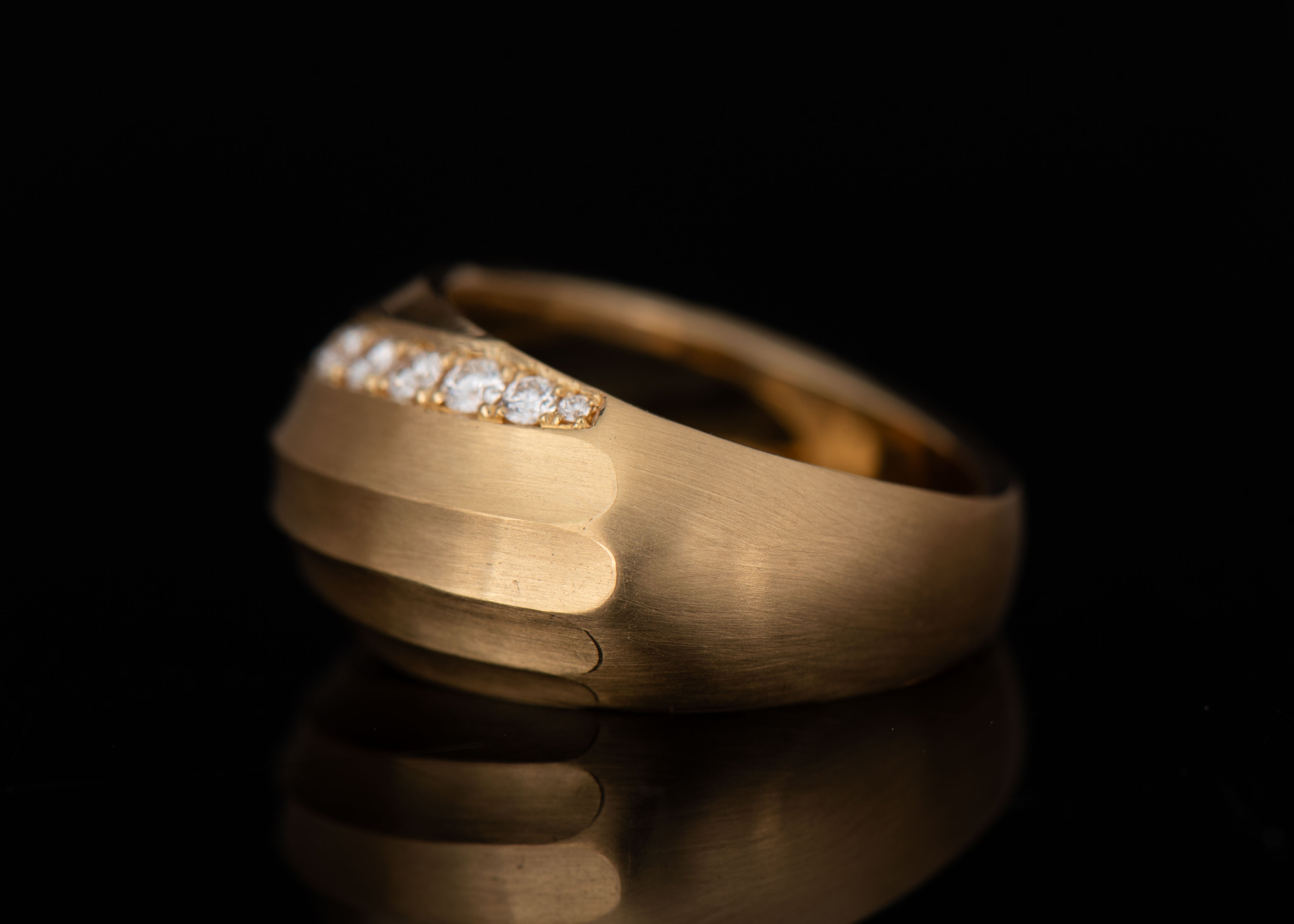 18ct Yellow Gold Shell Diamond Signet Ring